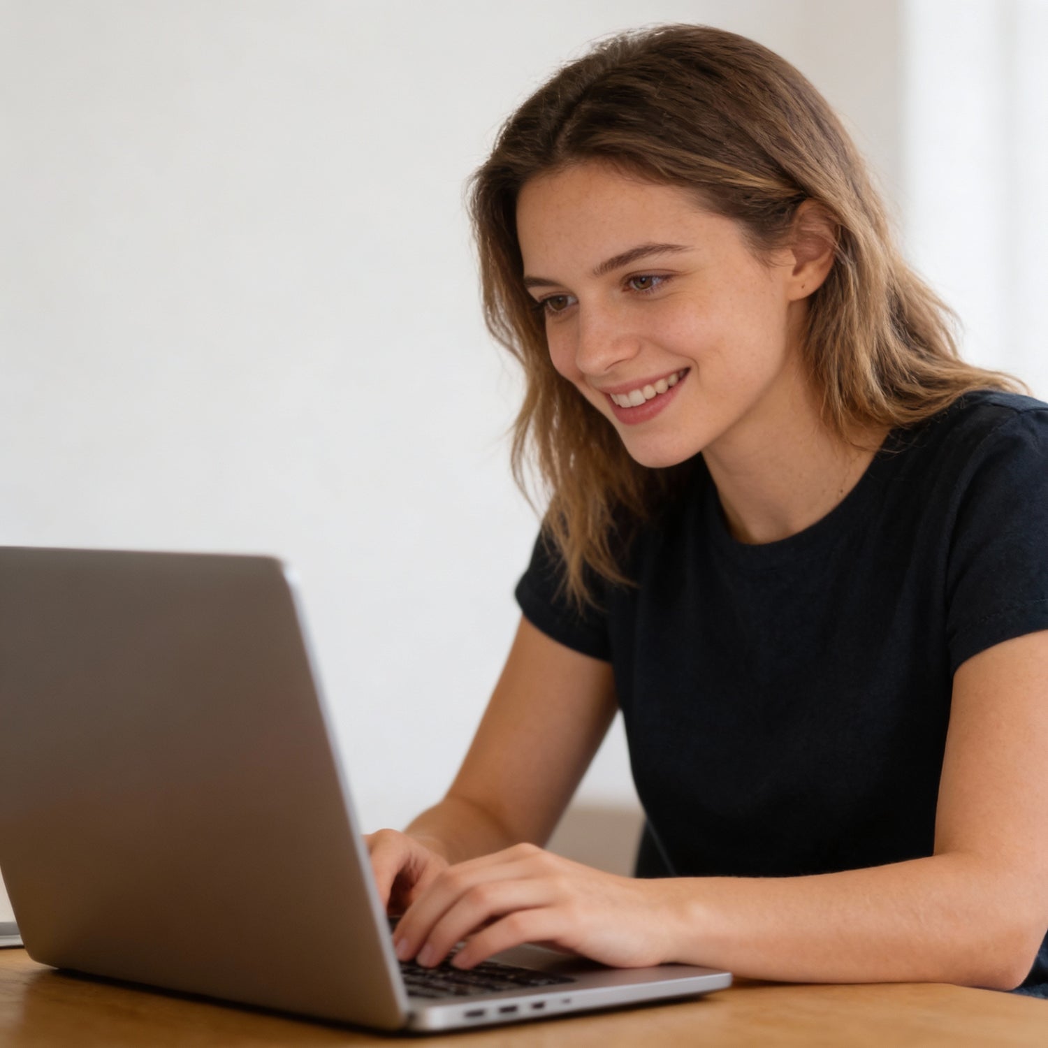 Frau sitzt an einem Laptop