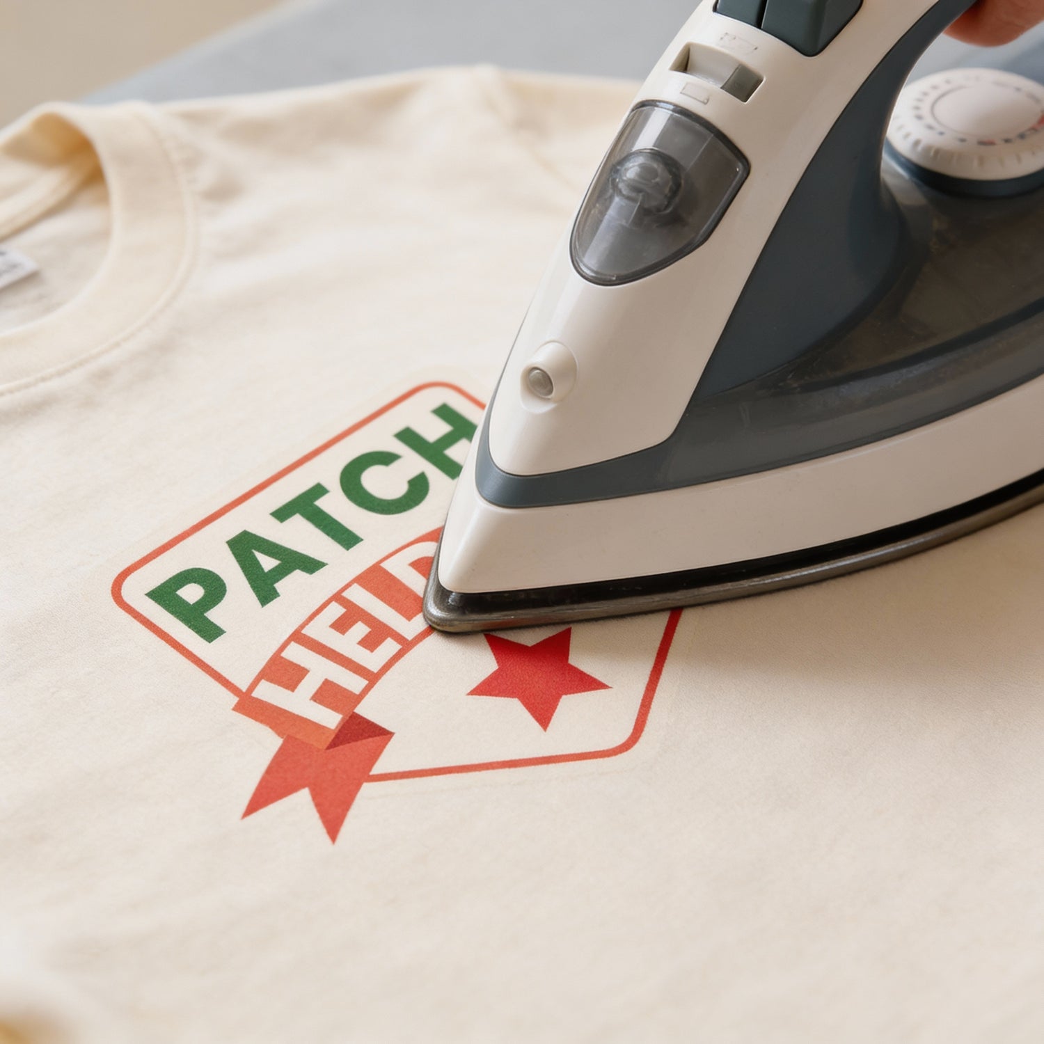 Bügeleisen bügelt eine Bügelfolie auf T-Shirt